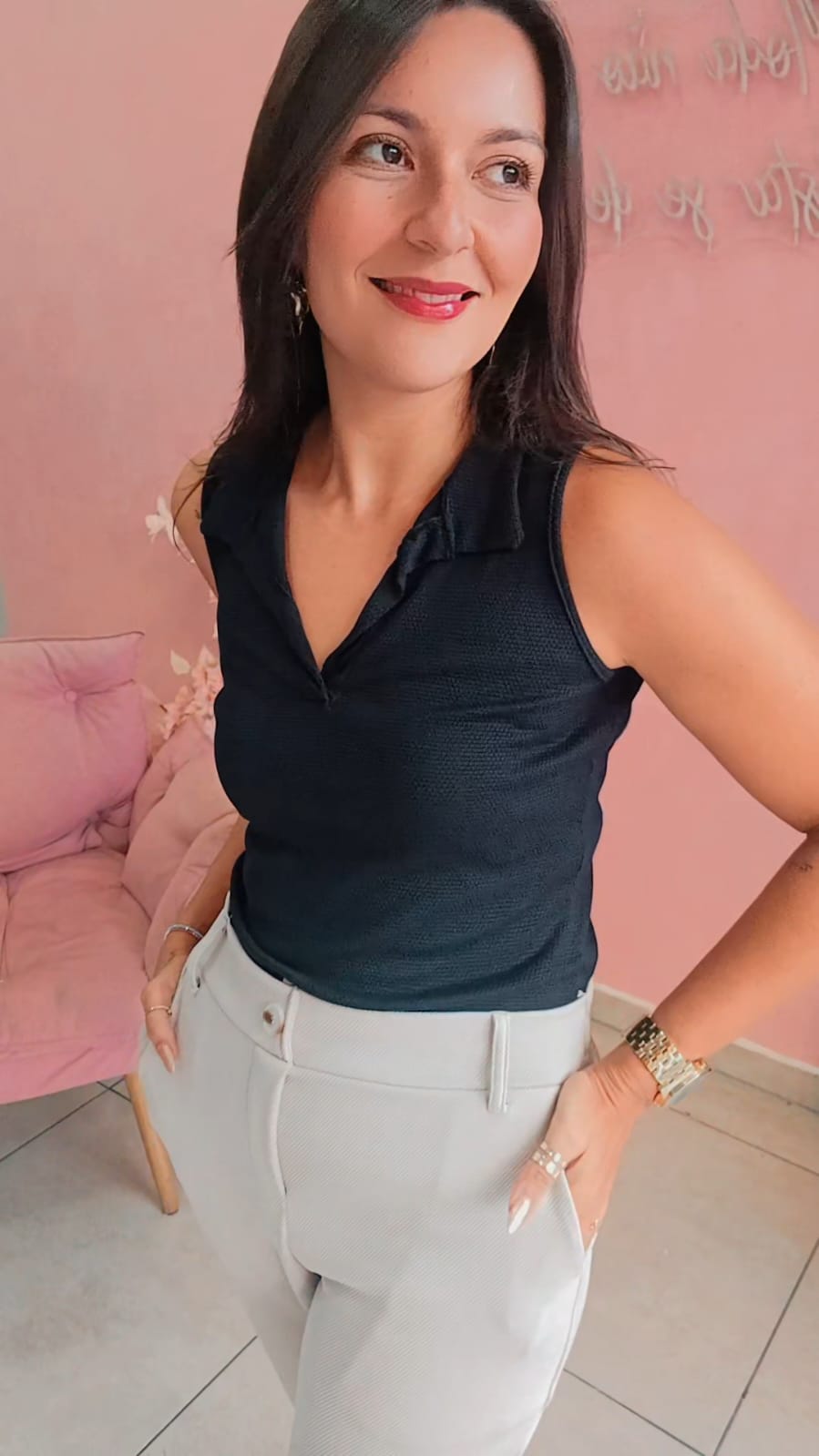 Blusa gola polo decote em V sem mangas