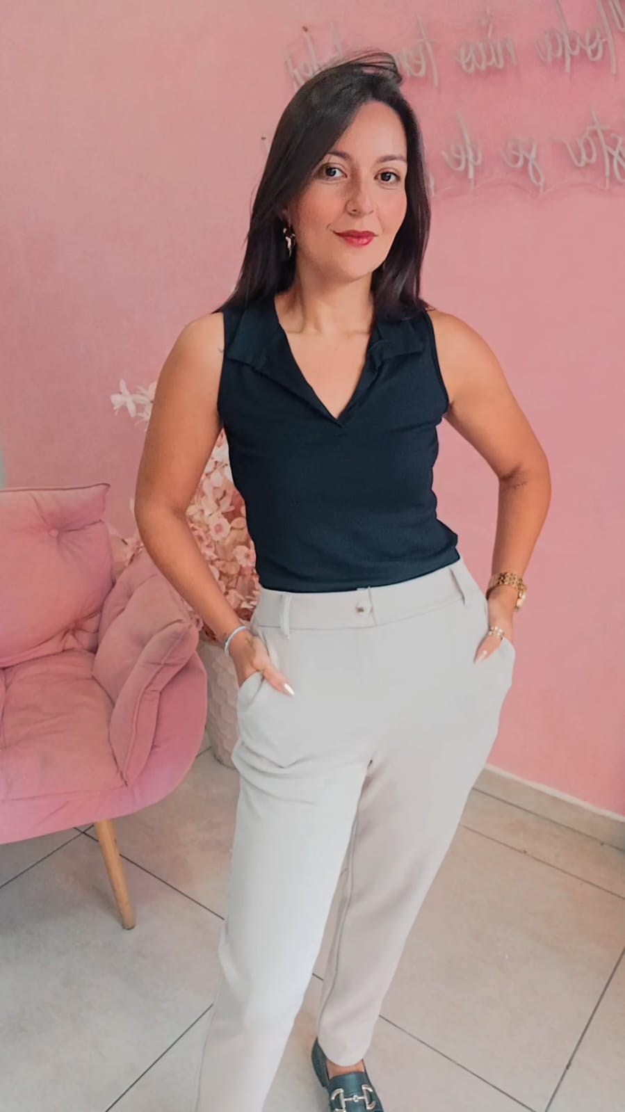 Blusa gola polo decote em V sem mangas