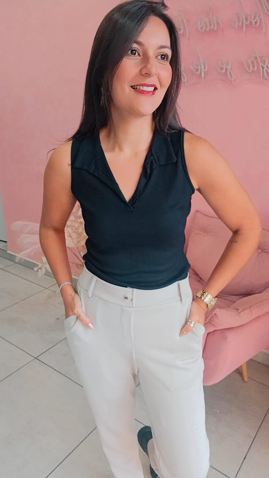 Blusa gola polo decote em V sem mangas