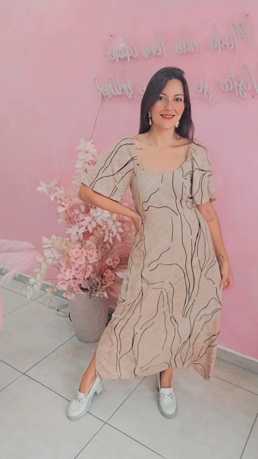 Vestido longo em viscose com mangas e fenda lateral estampado - Nude e Preto