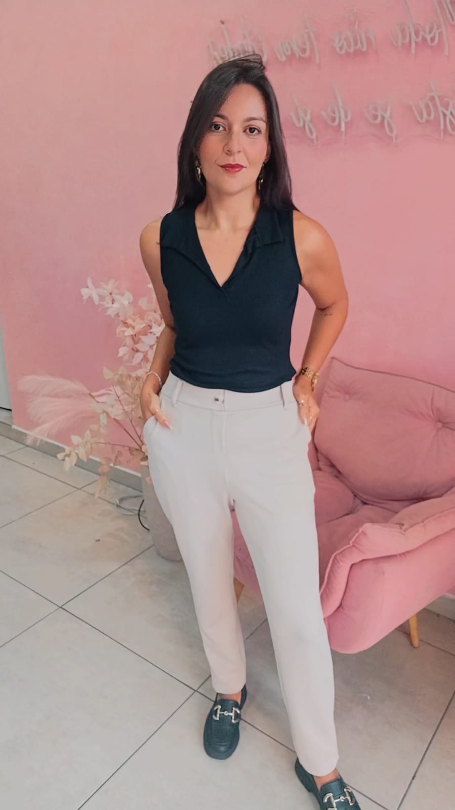 Blusa gola polo decote em V sem mangas