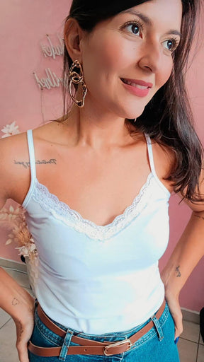 Blusa alça finas com renda justa ao corpo