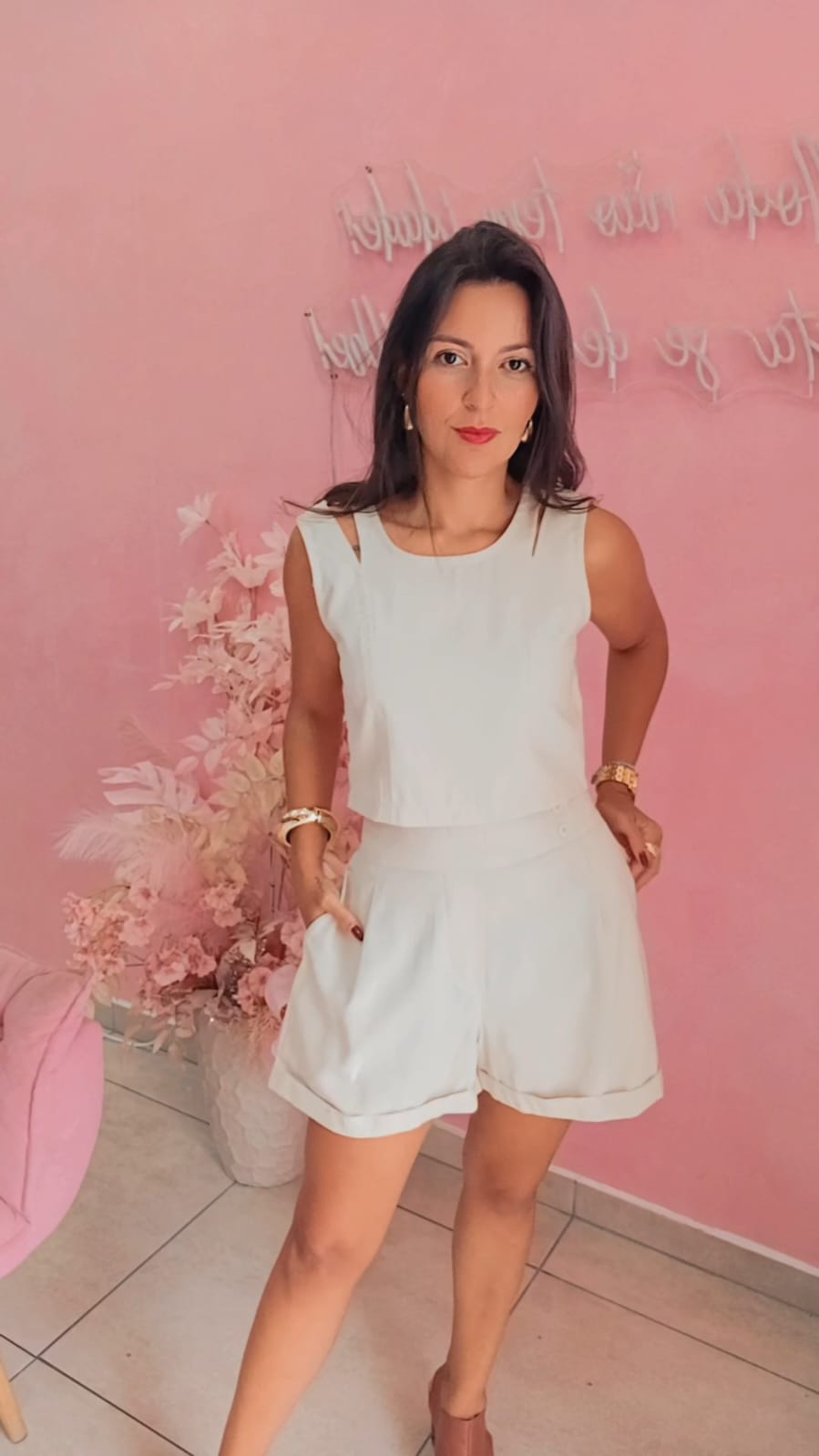 Shorts alfaiataria com elástico na cintura e bolsos laterais