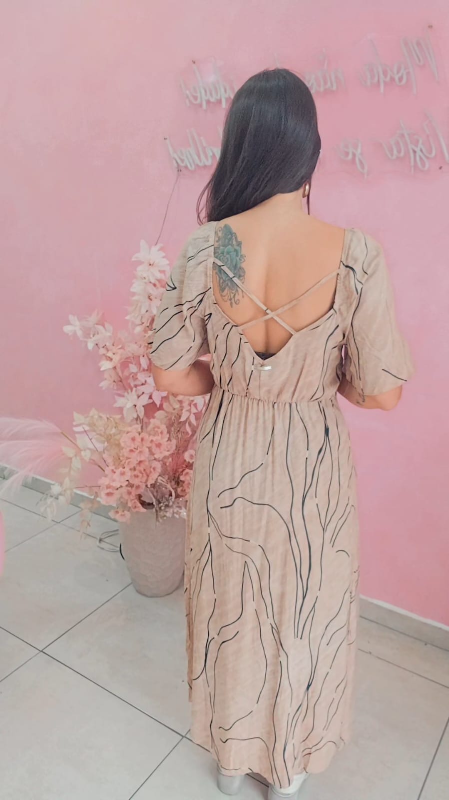 Vestido longo em viscose com mangas e fenda lateral estampado - Nude e Preto