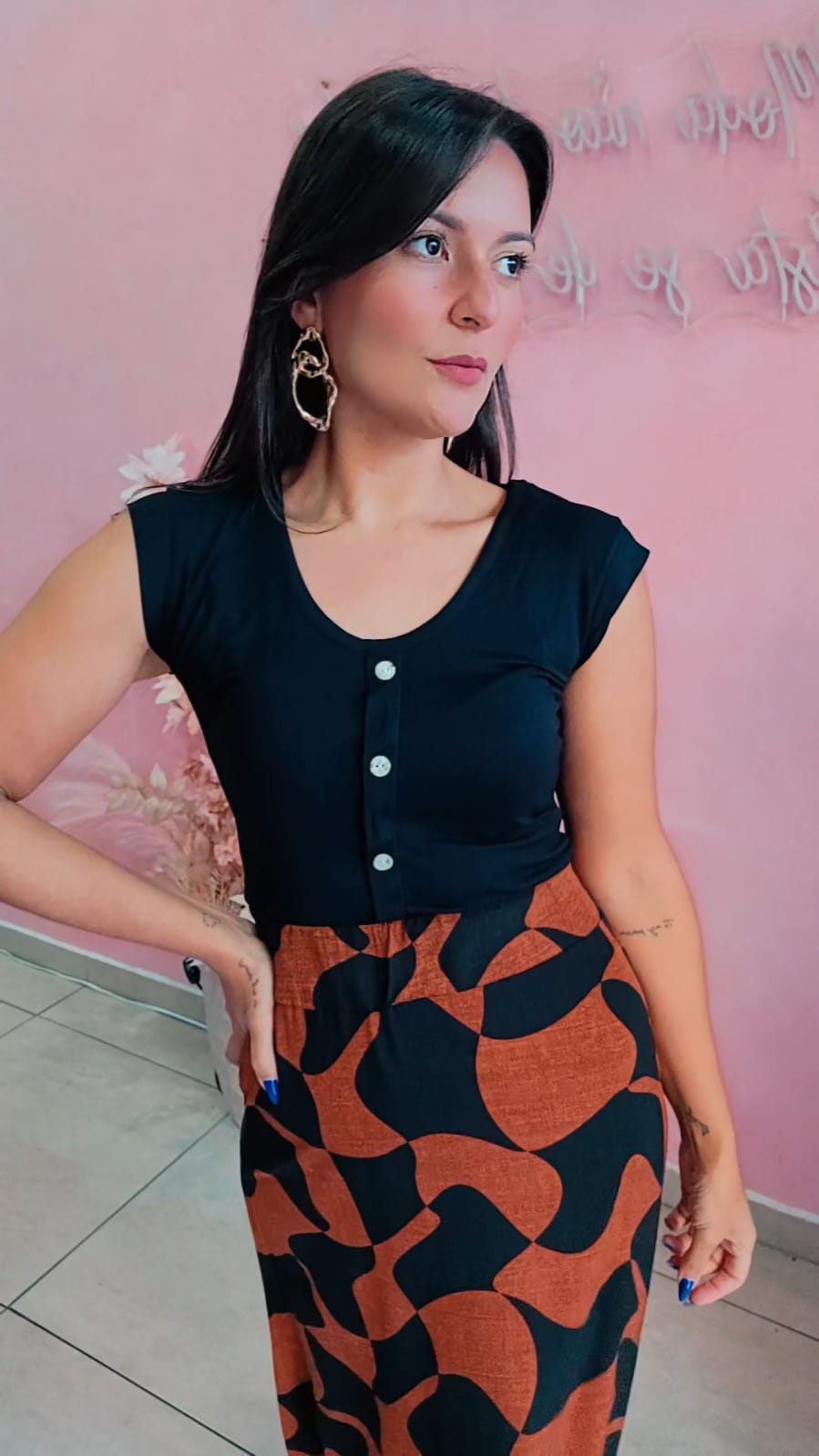 Saia Mid Viscose com elástico na cintura - estampada marrom e preta