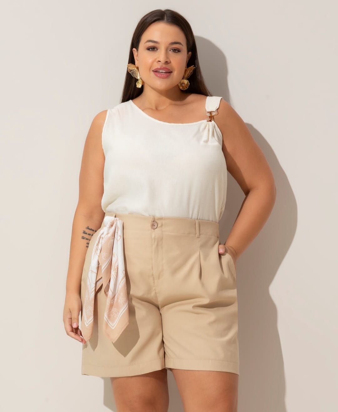 Regata com alça larga e detalha em acrílico - no tom Natural