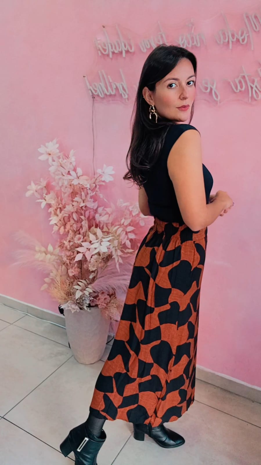 Saia Mid Viscose com elástico na cintura - estampada marrom e preta