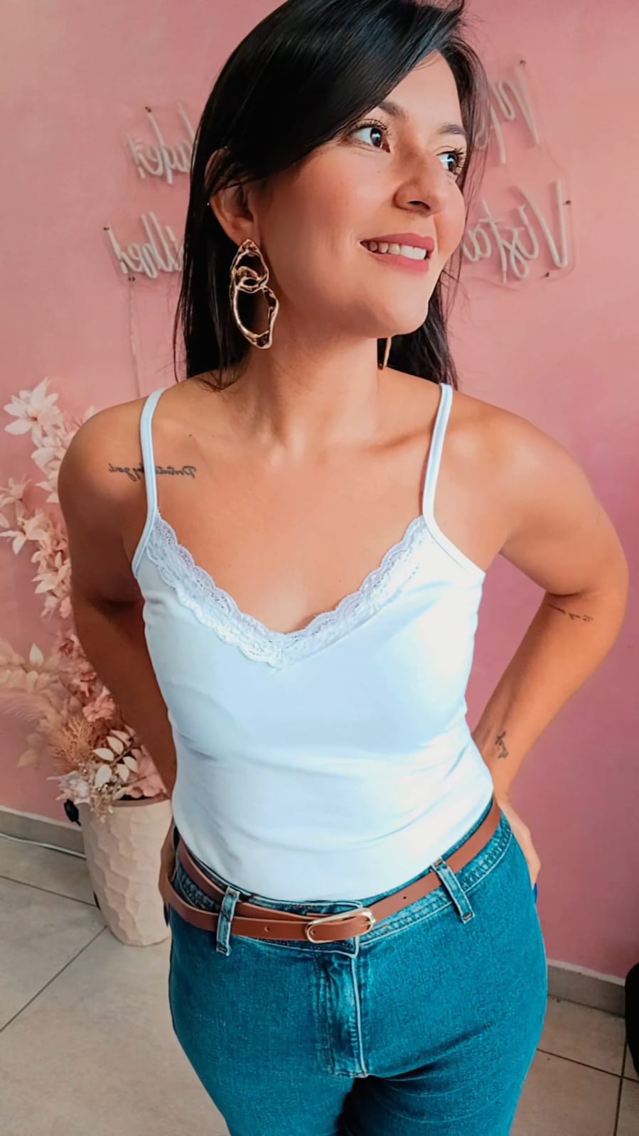 Blusa alça finas com renda justa ao corpo