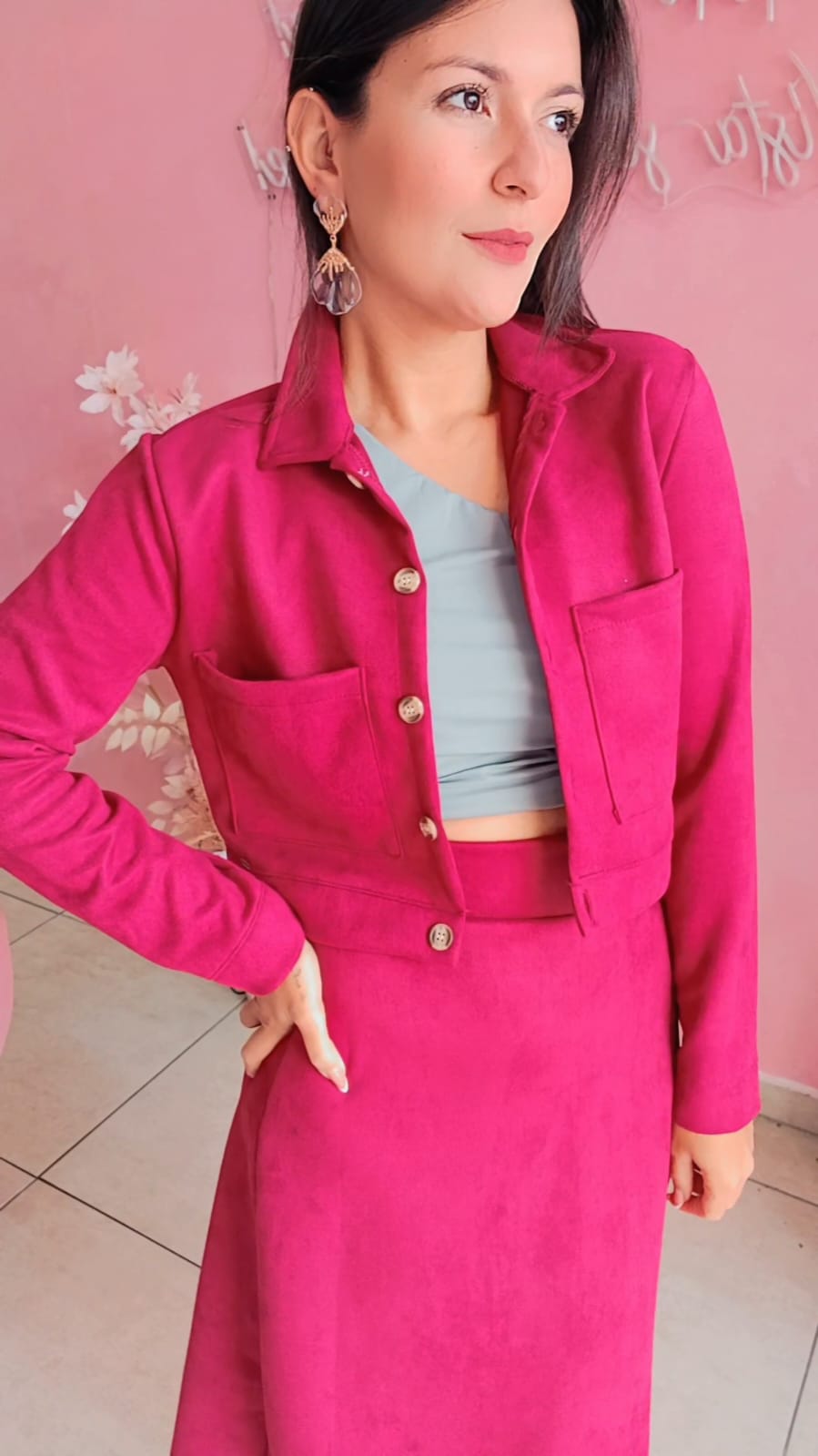 Jaqueta cropped em suede com manga longa Marssala