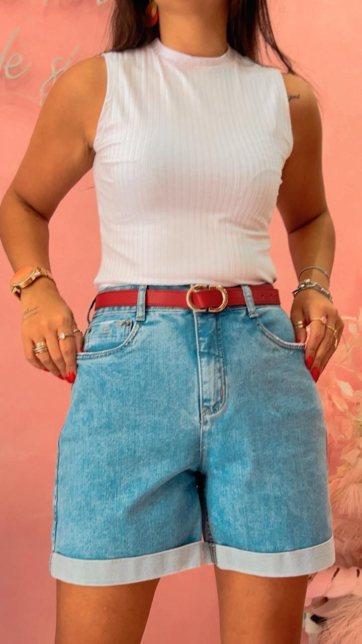 Shorts Jeans meia coxa lavagem clara