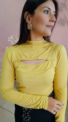 Blusa Mostarda Gola alta, recorte no colo.