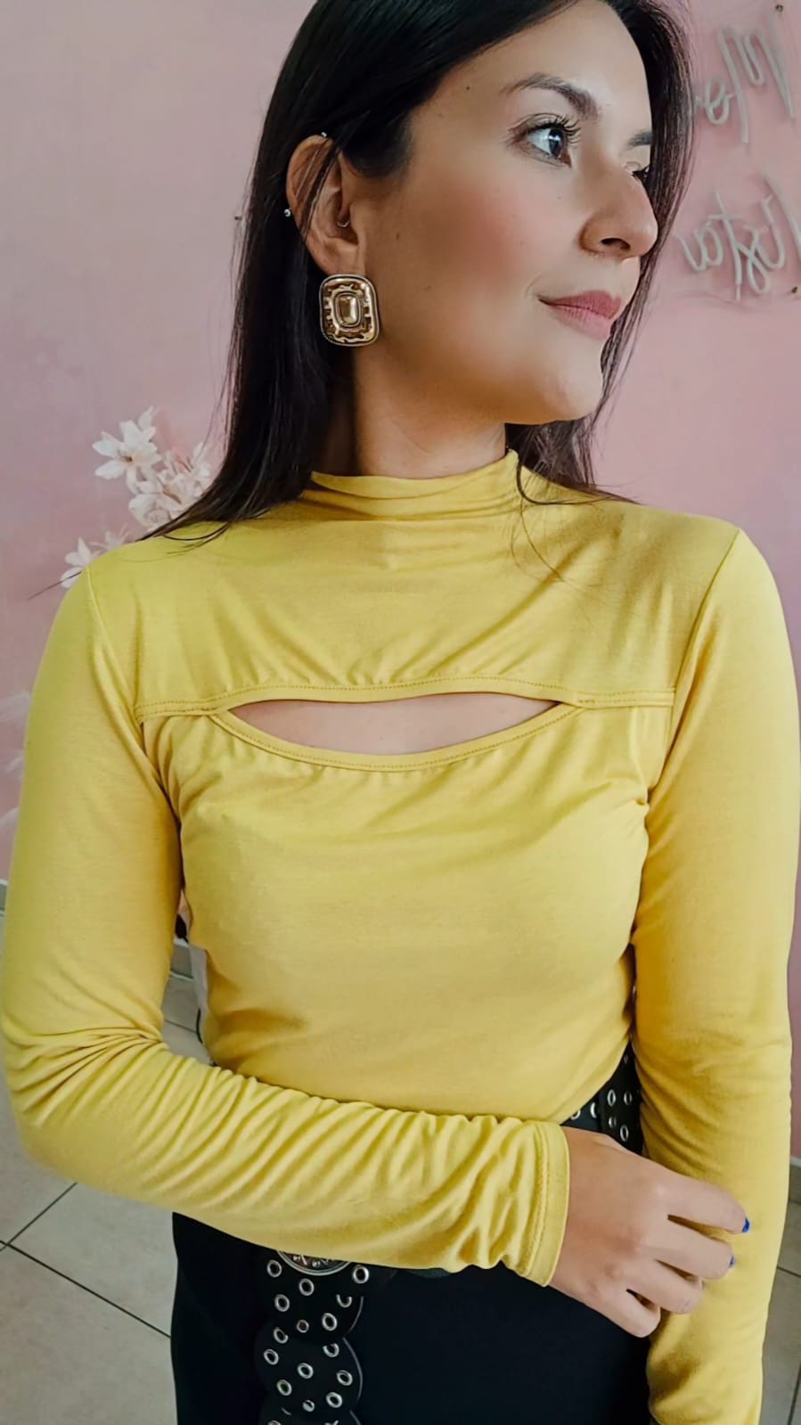 Blusa Mostarda Gola alta, recorte no colo.