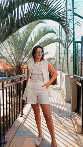 Shorts alfaitaria com bolso lateral cintura media  - OFF White