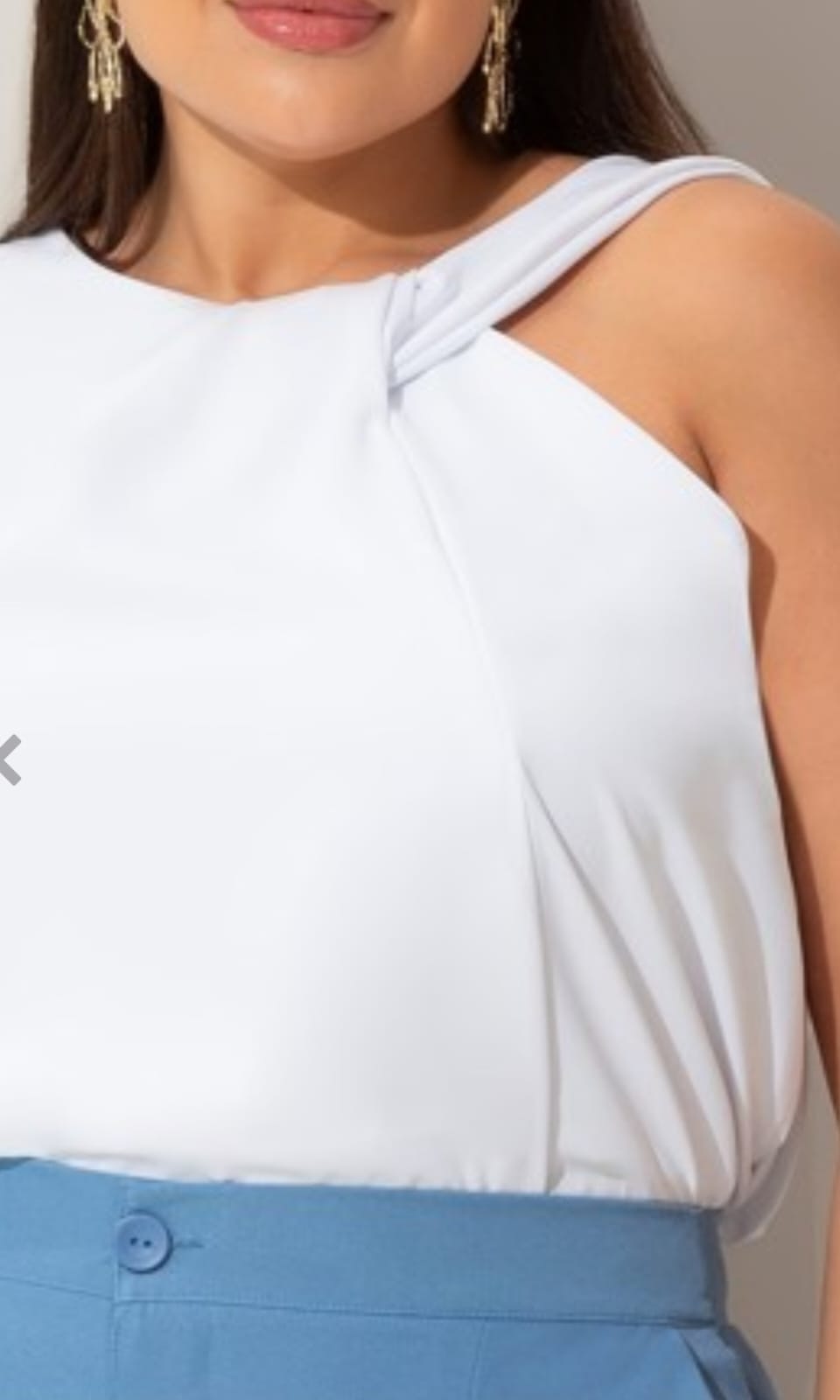 Regata branca com detalhe transpassando