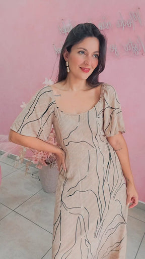 Vestido longo em viscose com mangas e fenda lateral estampado - Nude e Preto