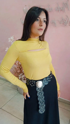 Blusa Mostarda Gola alta, recorte no colo.