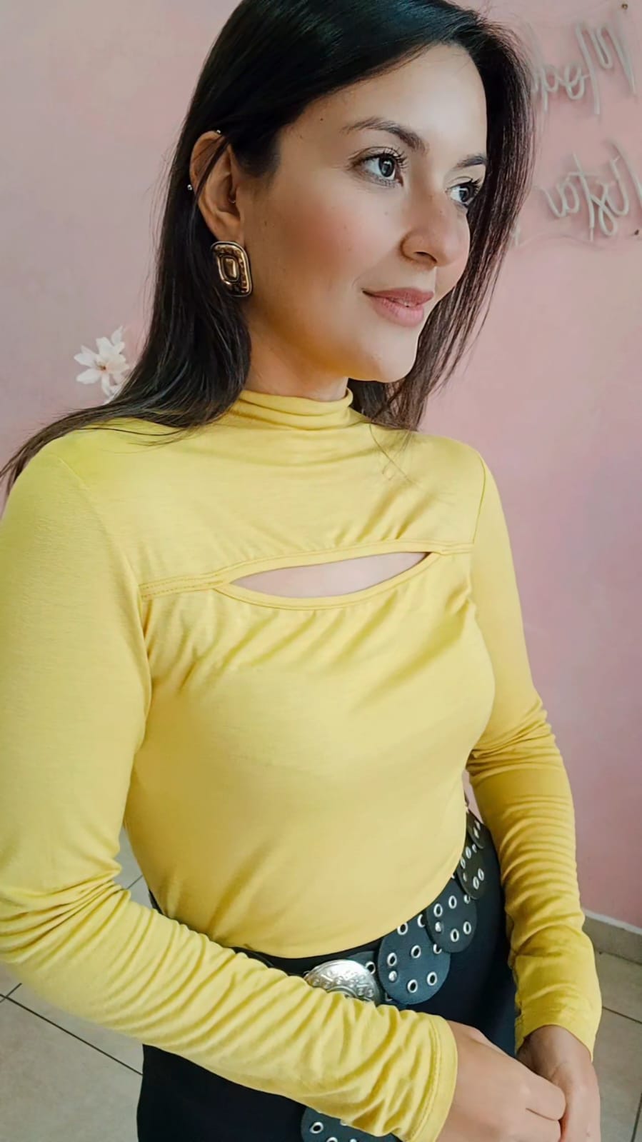 Blusa Mostarda Gola alta, recorte no colo.
