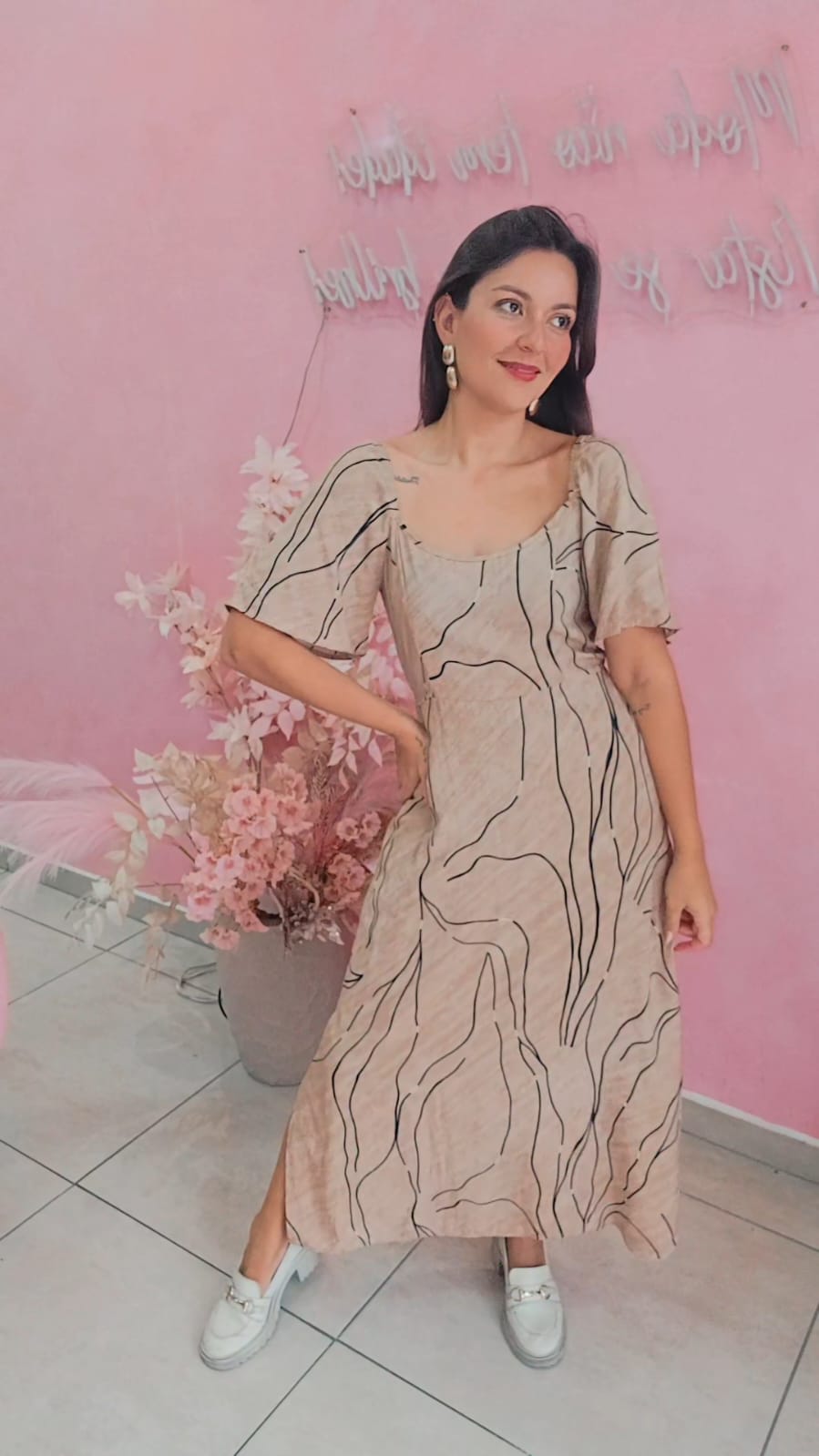 Vestido longo em viscose com mangas e fenda lateral estampado - Nude e Preto