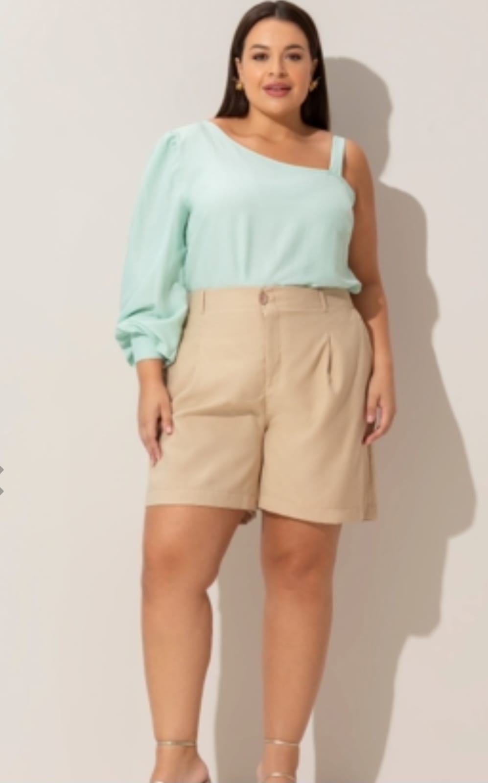 Shorts Alfaiataria com elástico na cintura e bolsos laterais  - Nude