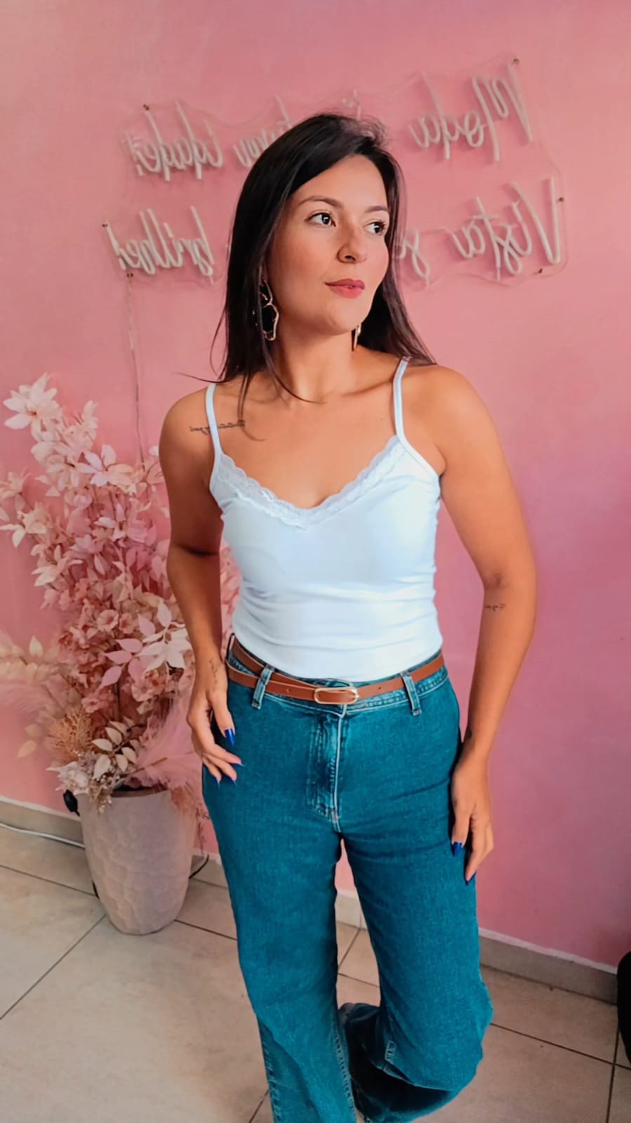 Blusa alça finas com renda justa ao corpo