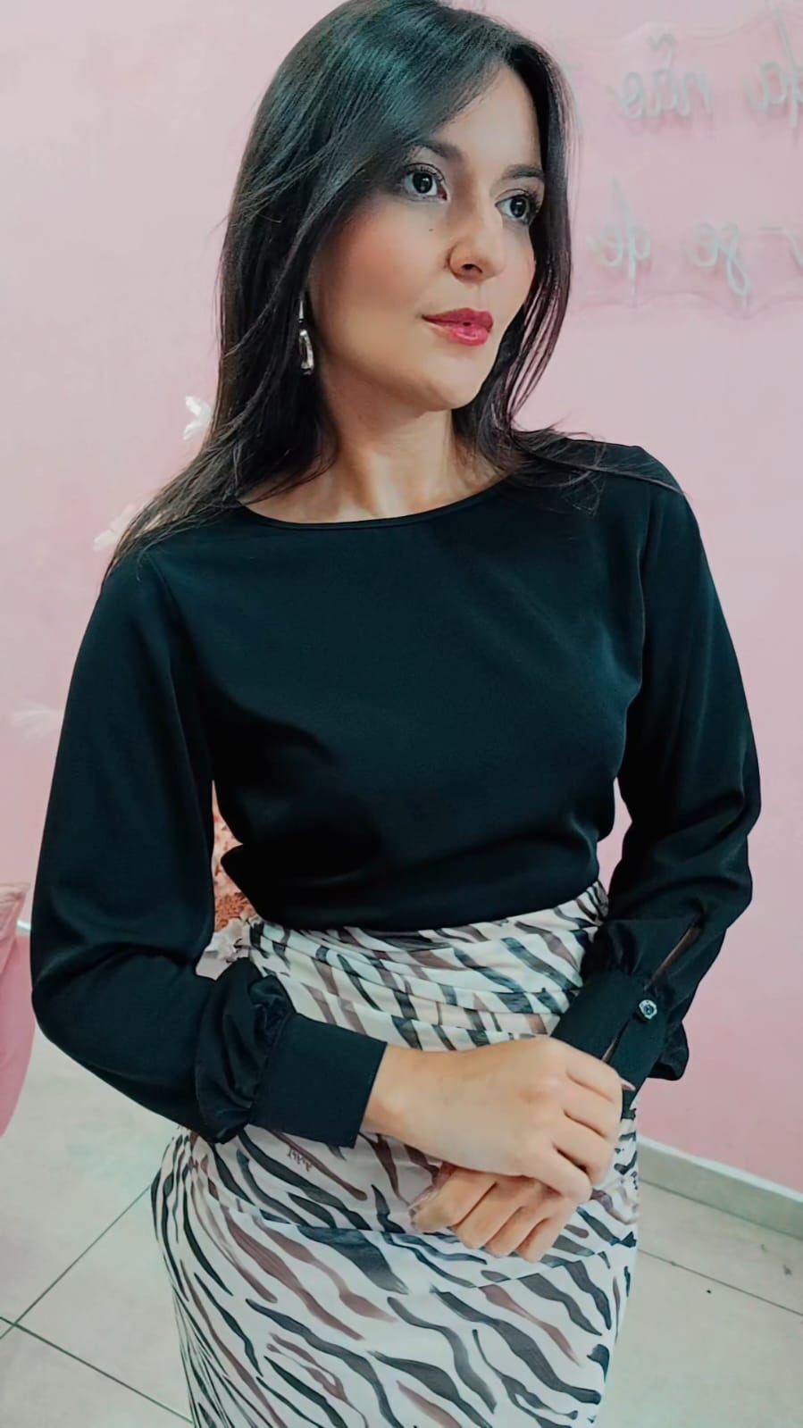 Blusa Curta com manga comprida social Preta