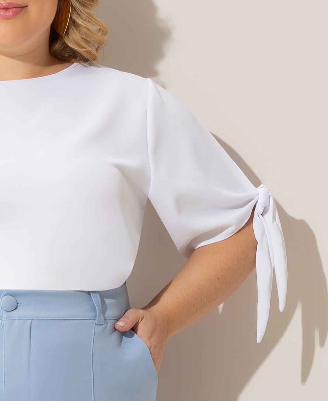Blusa ampla com amarração na manga
