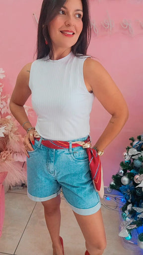 Shorts Jeans meia coxa lavagem clara