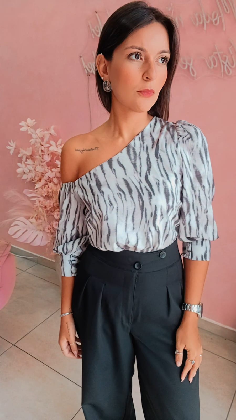 Blusa ombro caido manga 7/8 animal print