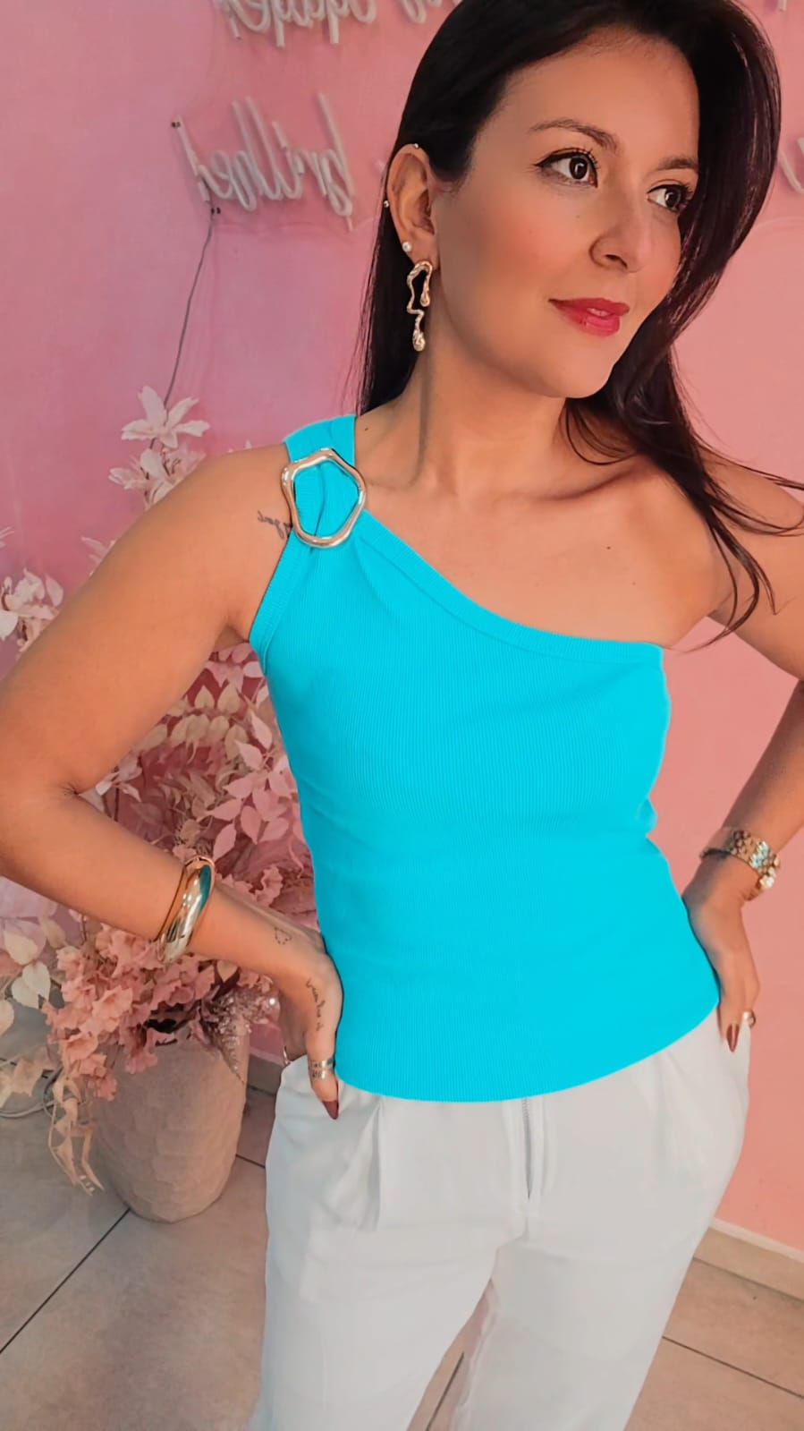 Blusa ombro único canelada azul com fivela