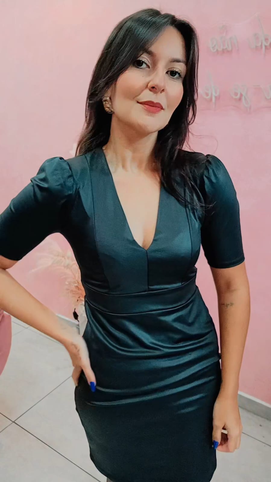 Vestido curto em cirre com manga curta e decote em V - Preto