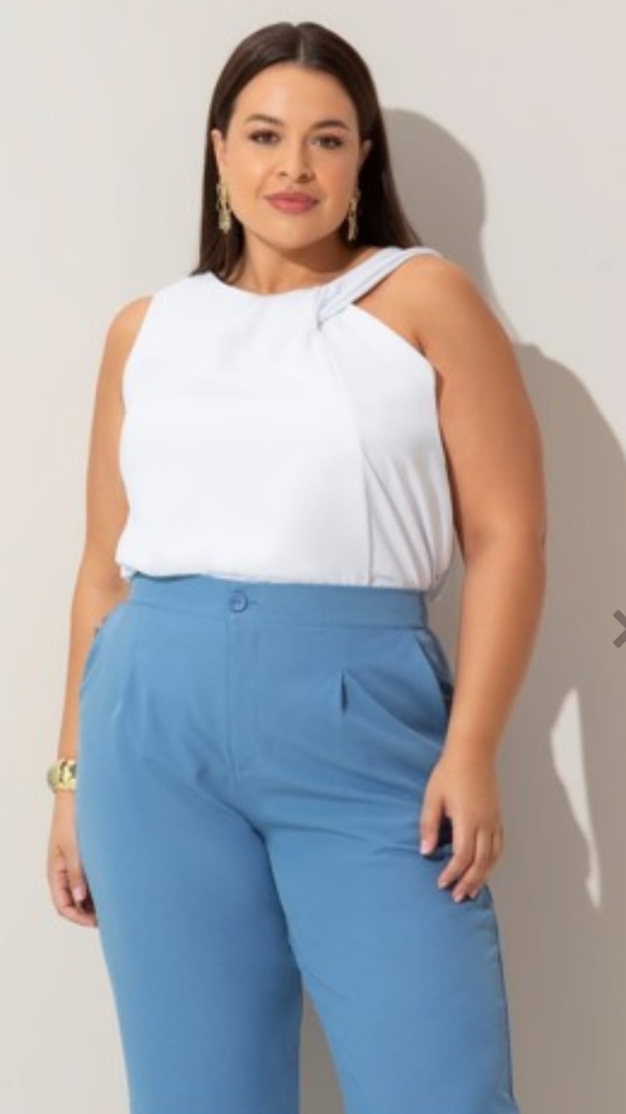 Regata branca com detalhe transpassando