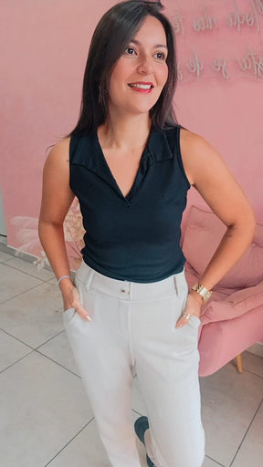 Blusa gola polo decote em V sem mangas