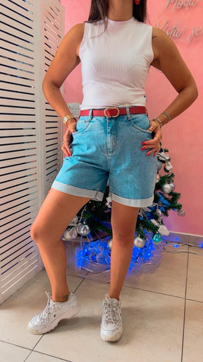 Shorts Jeans meia coxa lavagem clara