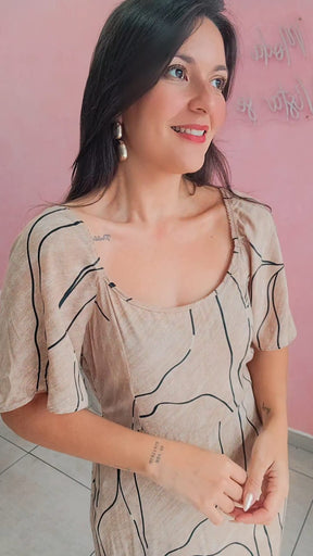 Vestido longo em viscose com mangas e fenda lateral estampado - Nude e Preto