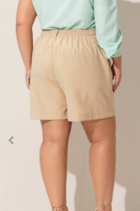 Shorts Alfaiataria com elástico na cintura e bolsos laterais  - Nude