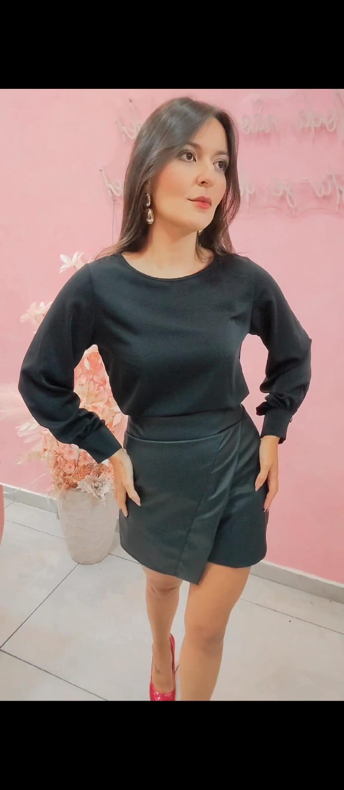 Blusa Curta com manga comprida social Preta