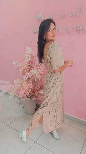 Vestido longo em viscose com mangas e fenda lateral estampado - Nude e Preto