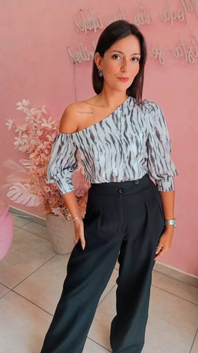 Blusa ombro caido manga 7/8 animal print