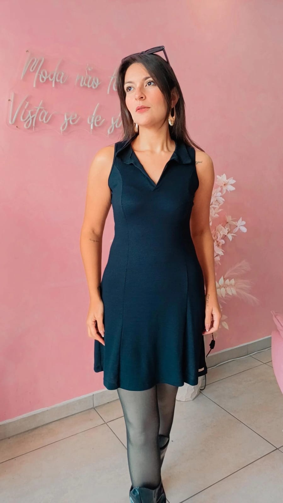 Vestido Curto Viscose Sem Manga Decote em V - Preto