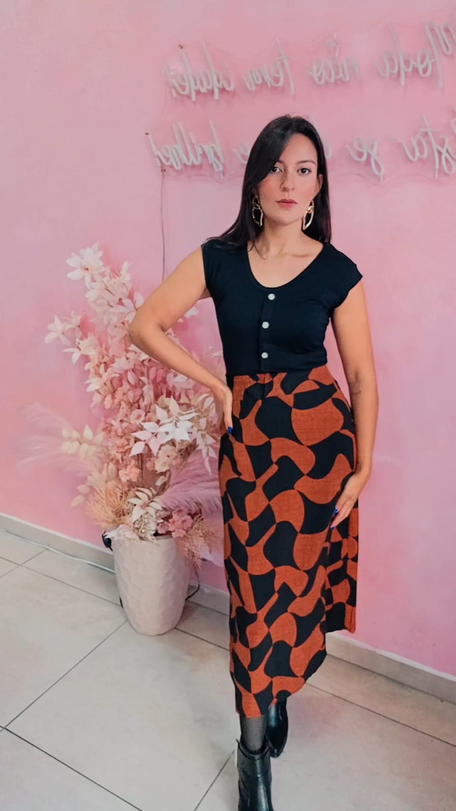 Saia Mid Viscose com elástico na cintura - estampada marrom e preta