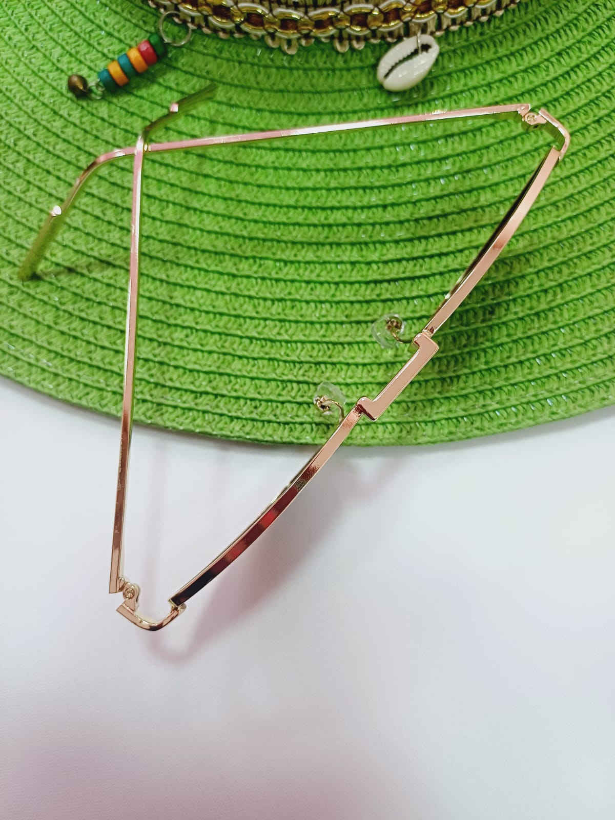 Óculos de Sol meia lua com armação dourada