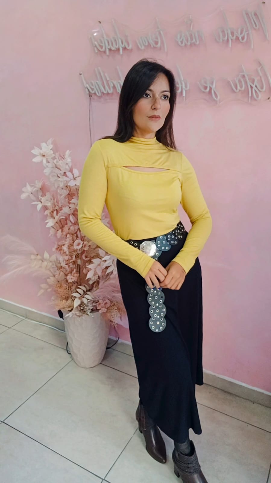 Blusa Mostarda Gola alta, recorte no colo.