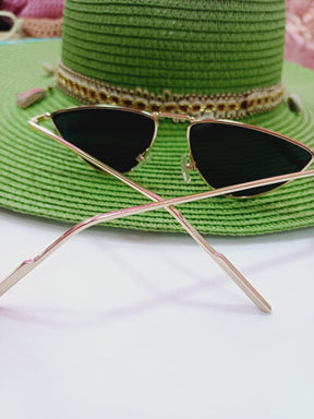 Óculos de Sol meia lua com armação dourada