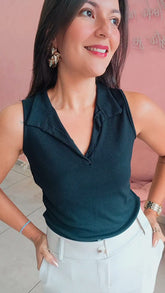 Blusa gola polo decote em V sem mangas