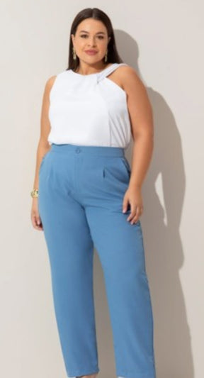 Regata branca com detalhe transpassando