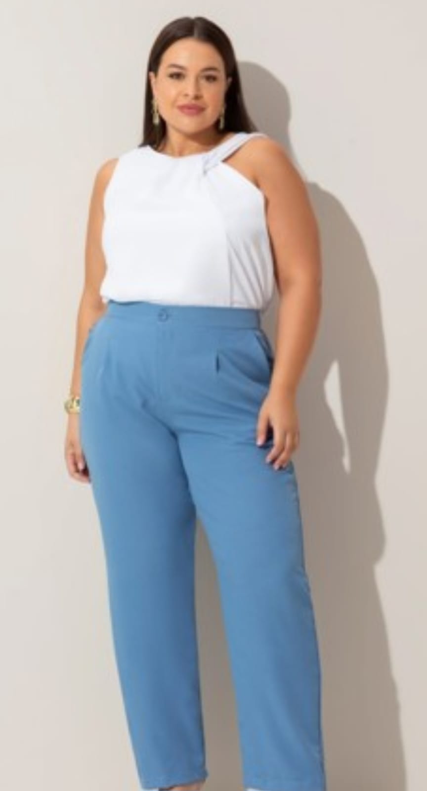 Regata branca com detalhe transpassando