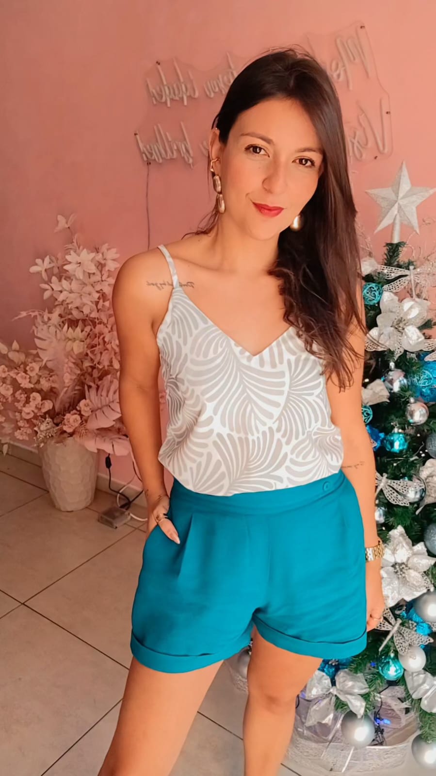 Blusa alça fina crepe decote em V Estampa Folhagens