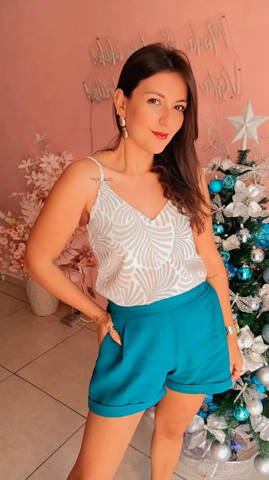 Blusa alça fina crepe decote em V Estampa Folhagens