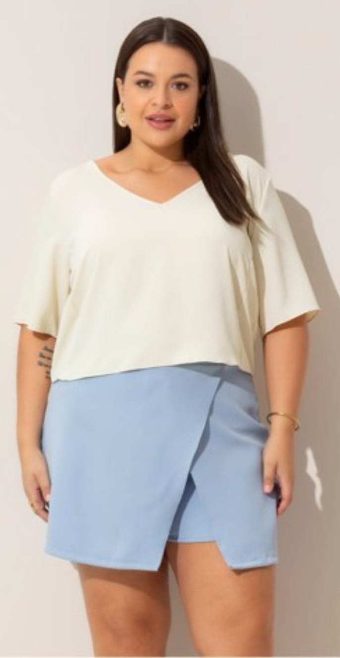 Cropped amplo com decote em v e manga curta