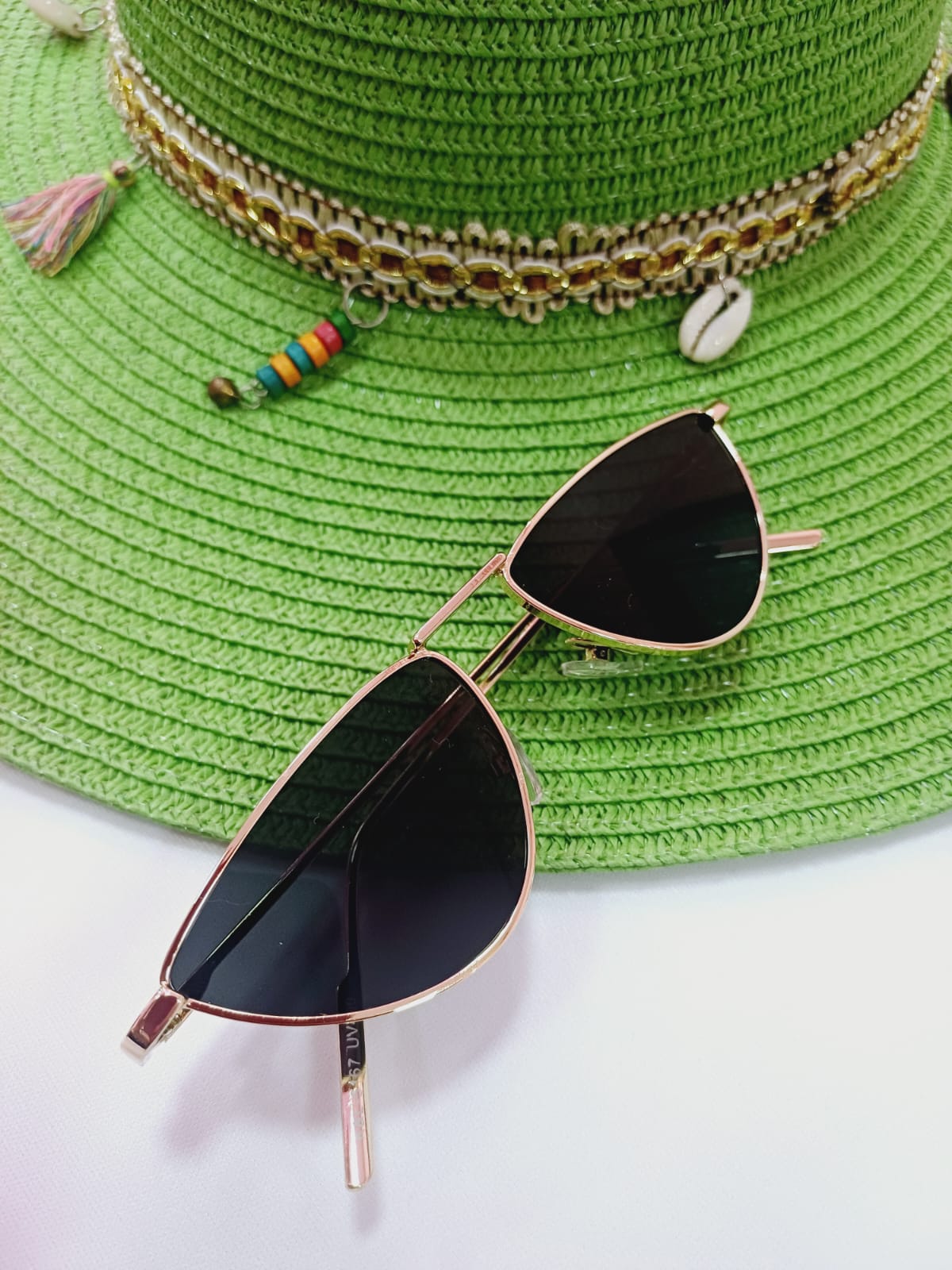 Óculos de Sol meia lua com armação dourada